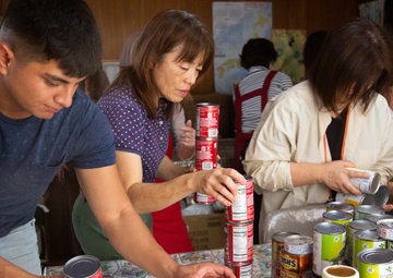 Marines make a positive impact on neighboring town with food drive /海兵隊、食料支援で隣町に貢献