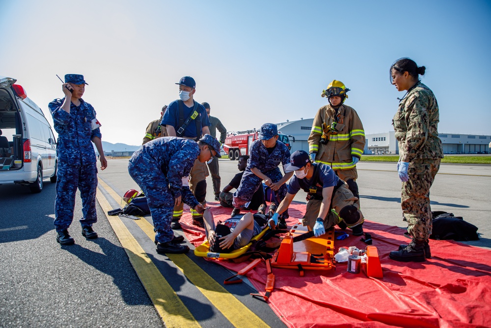 MCAS Iwakuni conducts emergency response training with JMSDF.