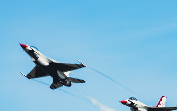 Thunderbirds arrive at Tyndall Air Force Base