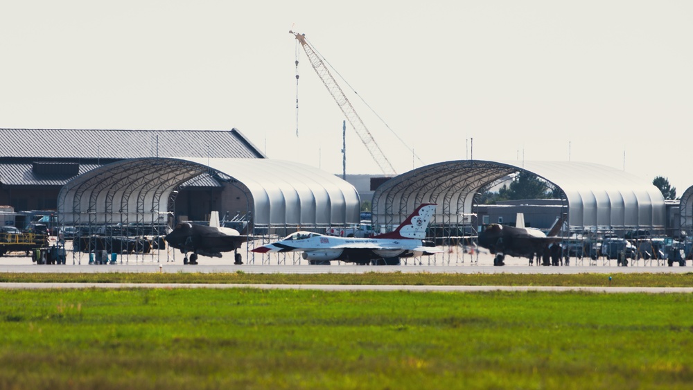 Thunderbirds arrive at Tyndall Air Force Base
