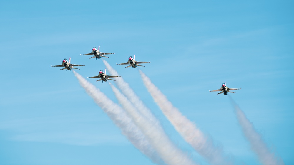 Thunderbirds arrive at Tyndall Air Force Base