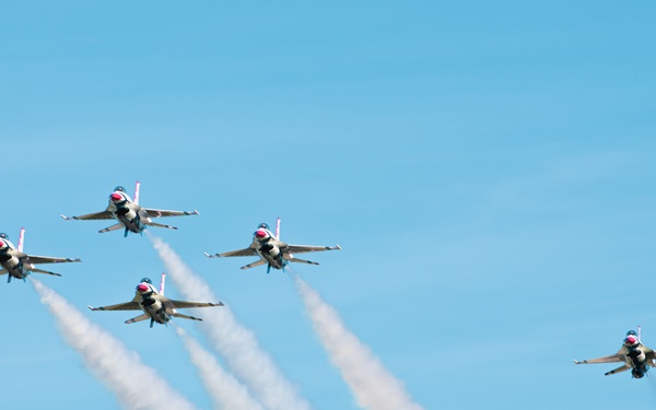 Thunderbirds arrive at Tyndall Air Force Base