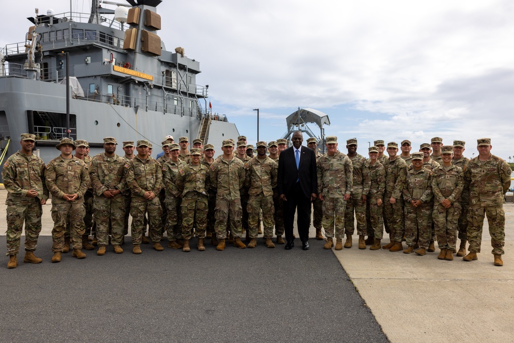 SECDEF visits USARPAC Soldiers