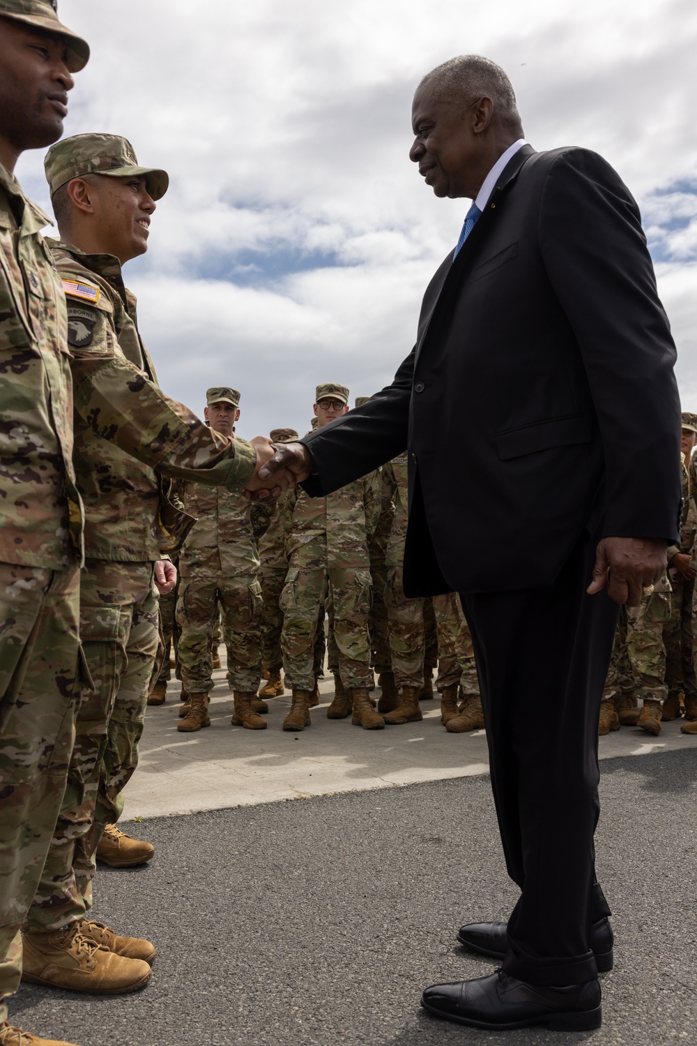 SECDEF visits USARPAC Soldiers