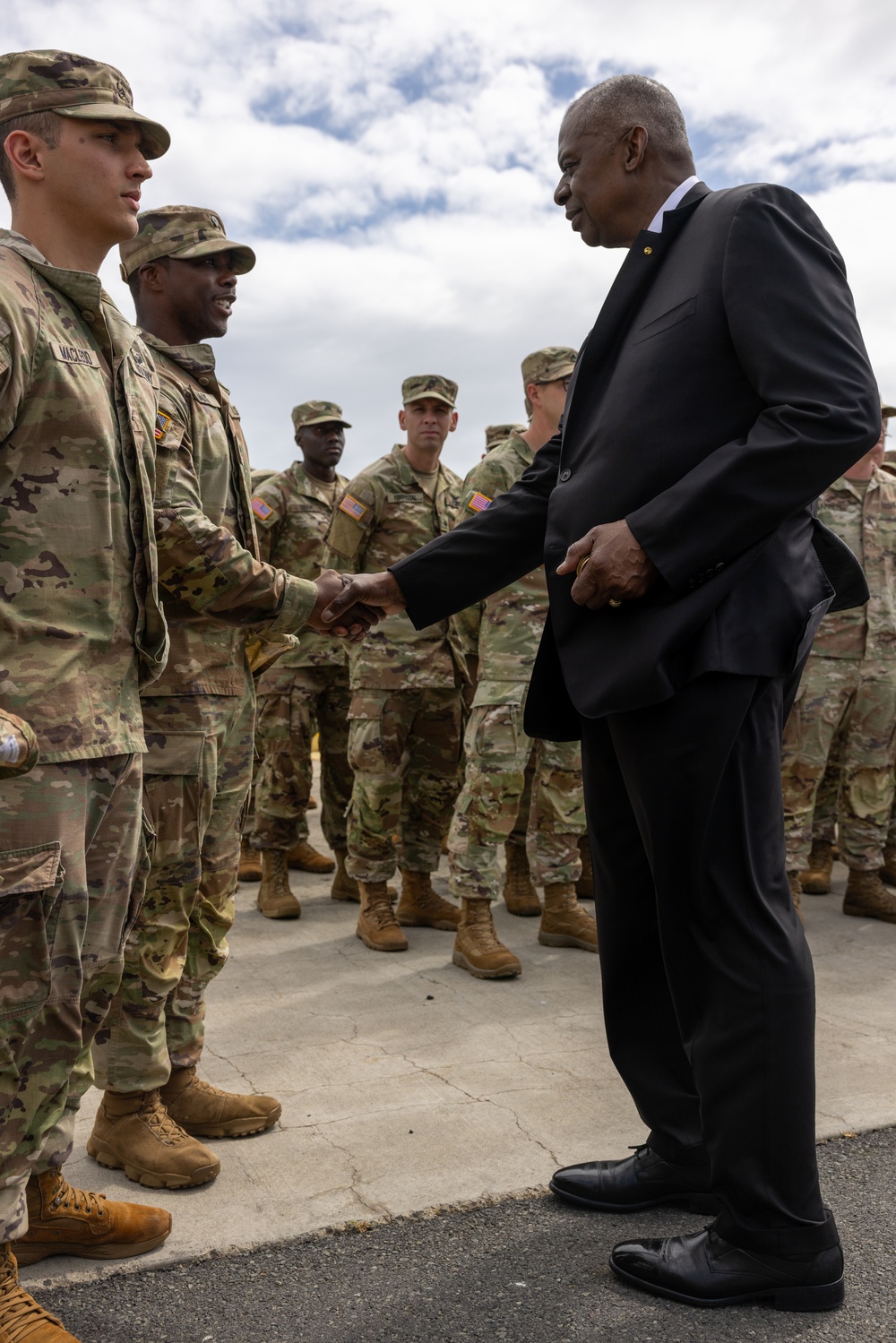 SECDEF visits USARPAC Soldiers