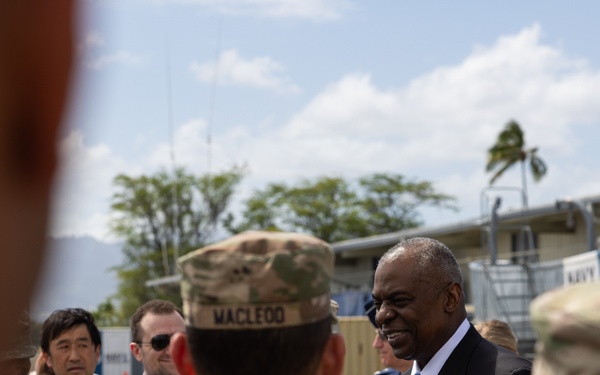 SECDEF visits USARPAC Soldiers