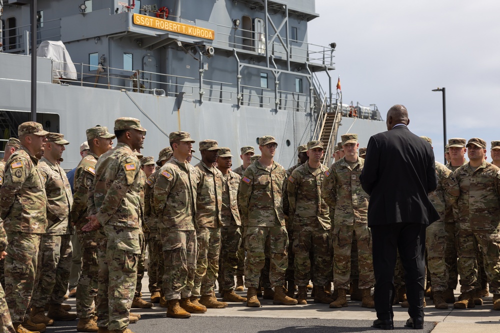 SECDEF visits USARPAC Soldiers