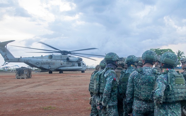 Balikatan 24: CLB-15 Lifts Cargo with CH-53E Super Stallion