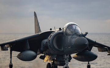 WSP ARG-24th MEU Conducts AV-8B Harrier Vertical Takeoff