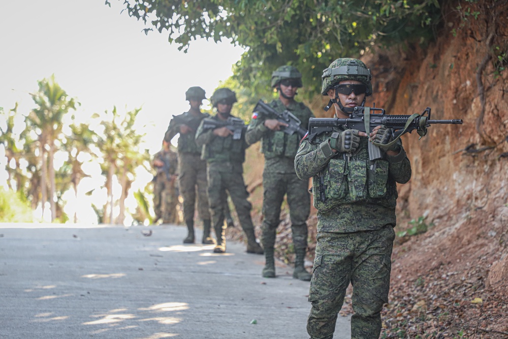 Balikatan 24: 2nd Battalion, 27th Infantry Regiment, 3rd Infantry Brigade Combat Team, 25th Infantry Division conducts reconnaissance operations with 1st Battalion, The Royal Australian Regiment