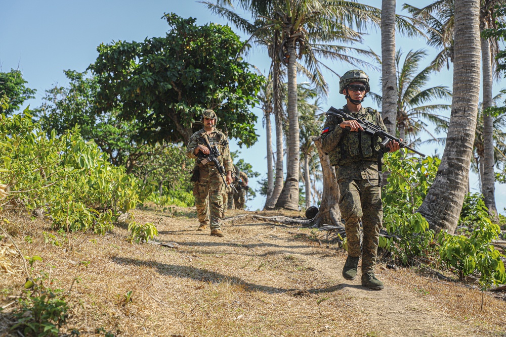 Balikatan 24: 2nd Battalion, 27th Infantry Regiment, 3rd Infantry Brigade Combat Team, 25th Infantry Division conducts reconnaissance operations with 1st Battalion, The Royal Australian Regiment