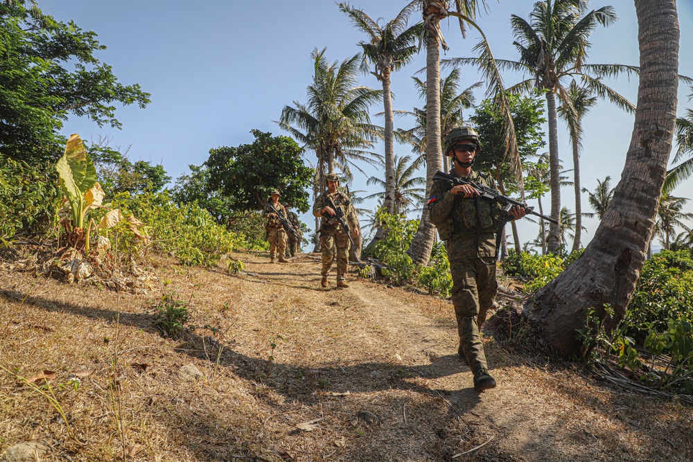 Balikatan 24: 2nd Battalion, 27th Infantry Regiment, 3rd Infantry Brigade Combat Team, 25th Infantry Division conducts reconnaissance operations with 1st Battalion, The Royal Australian Regiment