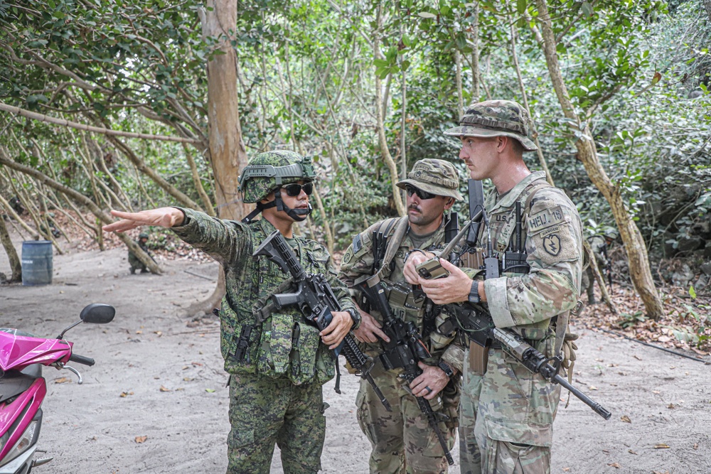 Balikatan 24: 2nd Battalion, 27th Infantry Regiment, 3rd Infantry Brigade Combat Team, 25th Infantry Division conducts reconnaissance operations with 1st Battalion, The Royal Australian Regiment