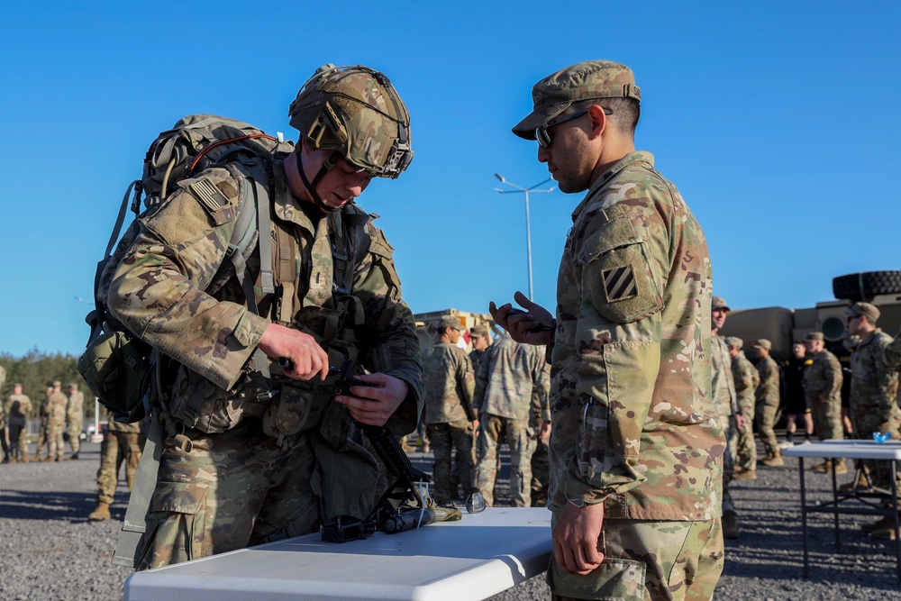 DVIDS - Images - 3rd Bn., 15th IR hosts expert badge event [Image 12 of 38]