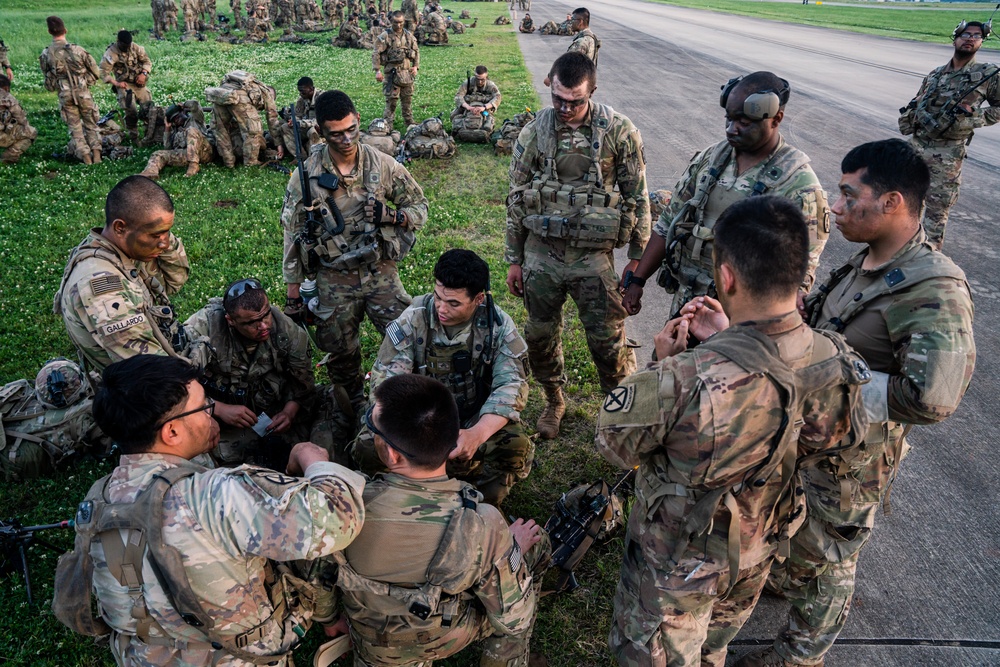 Soldiers with 1-32 IN, 1st BCT, 10th MTN DIV (LI)  conduct a night air assault mission at JRTC