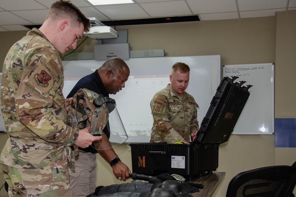 134th Security Forces Squadron trains with Knox County Sheriff's Department.