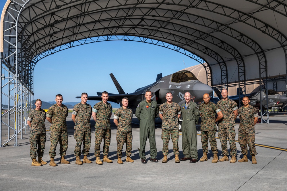 MAG-12 hosts tour for l MEF and III MEF leadership