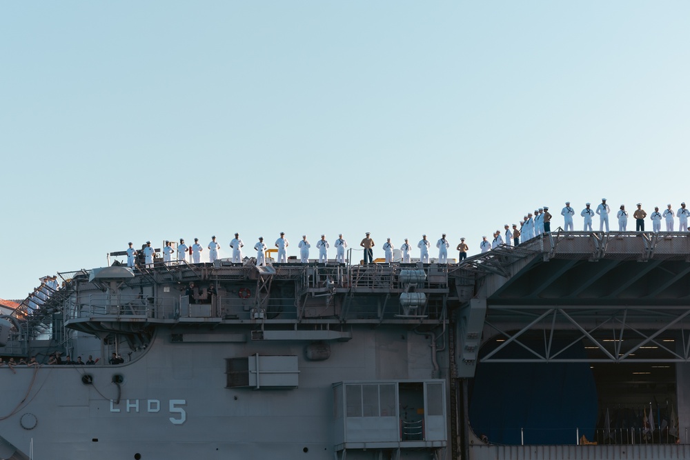 The amphibious assault ship USS Bataan (LHD 5) transits past South Point Park, Miami in support of Fleet Week Miami 2024
