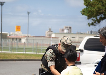 Young traffic light enthusiast visits Camp Foster / 信号機大好き少年がフォスター基地を訪問
