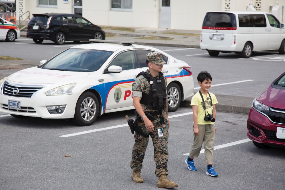 Young traffic light enthusiast visits Camp Foster / 信号機大好き少年がフォスター基地を訪問