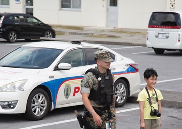Young traffic light enthusiast visits Camp Foster / 信号機大好き少年がフォスター基地を訪問