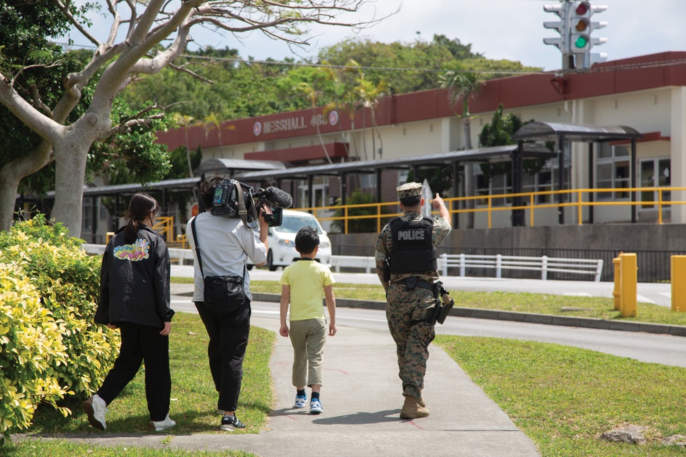 Young traffic light enthusiast visits Camp Foster / 信号機大好き少年がフォスター基地を訪問