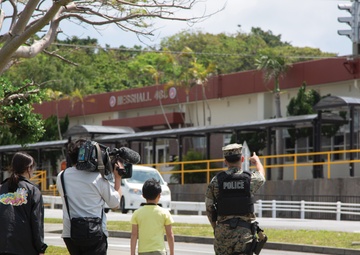 Young traffic light enthusiast visits Camp Foster / 信号機大好き少年がフォスター基地を訪問