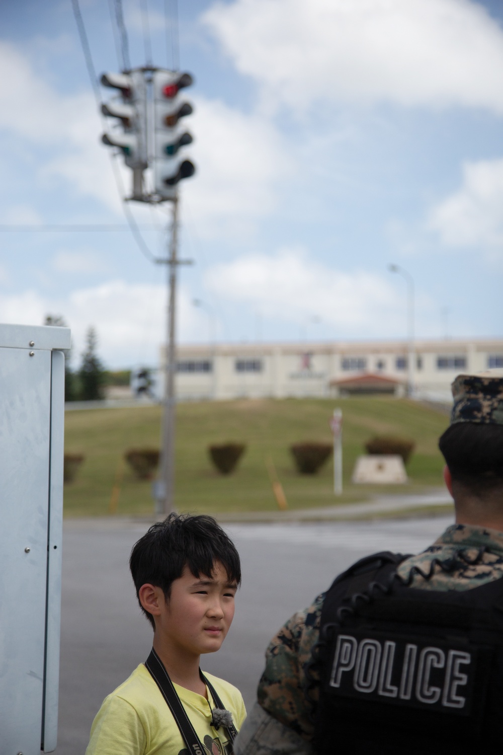 Young traffic light enthusiast visits Camp Foster / 信号機大好き少年がフォスター基地を訪問