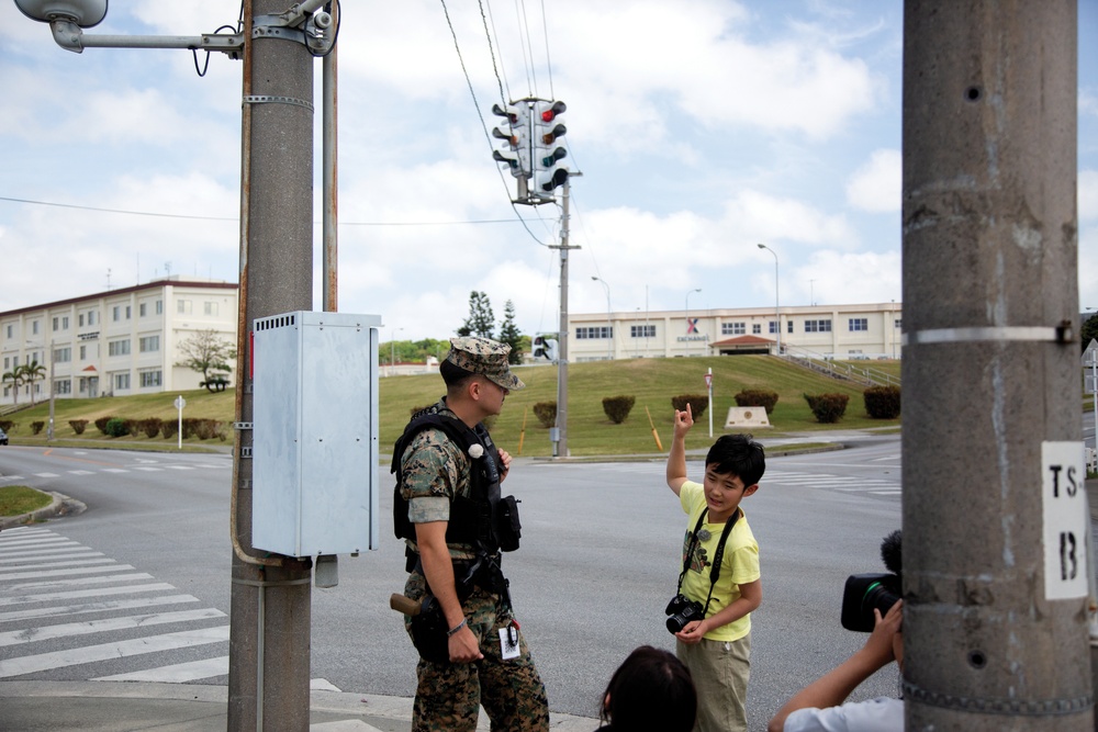 Young traffic light enthusiast visits Camp Foster / 信号機大好き少年がフォスター基地を訪問