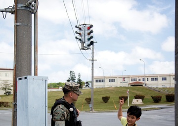 Young traffic light enthusiast visits Camp Foster / 信号機大好き少年がフォスター基地を訪問