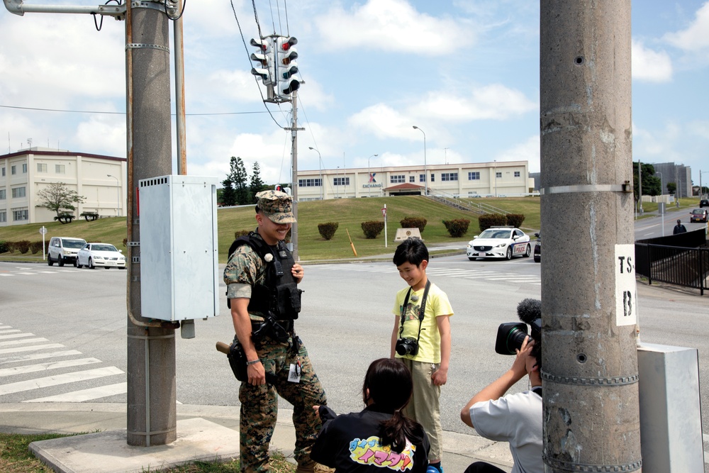 Young traffic light enthusiast visits Camp Foster / 信号機大好き少年がフォスター基地を訪問