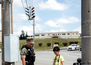 Young traffic light enthusiast visits Camp Foster / 信号機大好き少年がフォスター基地を訪問