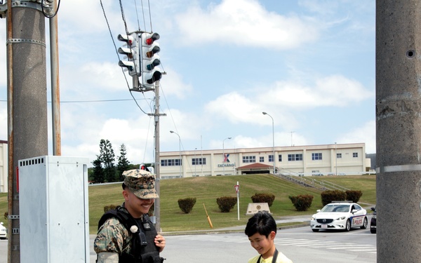 Young traffic light enthusiast visits Camp Foster / 信号機大好き少年がフォスター基地を訪問