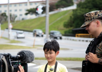 Young traffic light enthusiast visits Camp Foster / 信号機大好き少年がフォスター基地を訪問