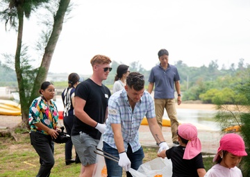 Camp Hansen Marines celebrate Earth Day planting mangrove trees with local children / ハンセン基地海兵隊、アースデイを祝い地元の子どもたちとマングローブを植樹