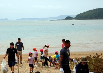 Camp Hansen Marines celebrate Earth Day planting mangrove trees with local children / ハンセン基地海兵隊、アースデイを祝い地元の子どもたちとマングローブを植樹