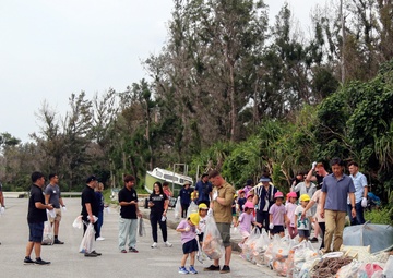Camp Hansen Marines celebrate Earth Day planting mangrove trees with local children / ハンセン基地海兵隊、アースデイを祝い地元の子どもたちとマングローブを植樹