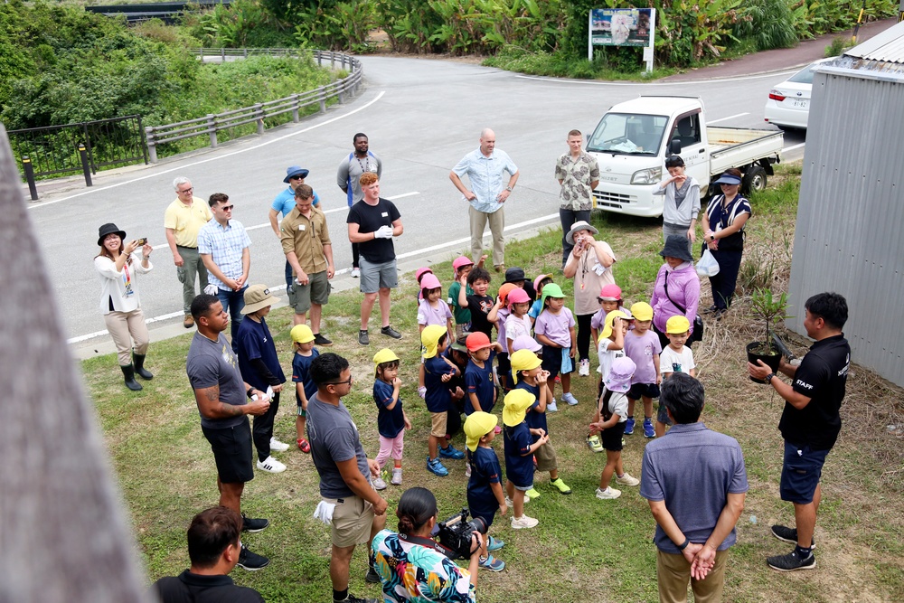 Camp Hansen Marines celebrate Earth Day planting mangrove trees with local children / ハンセン基地海兵隊、アースデイを祝い地元の子どもたちとマングローブを植樹