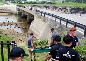 Camp Hansen Marines celebrate Earth Day planting mangrove trees with local children / ハンセン基地海兵隊、アースデイを祝い地元の子どもたちとマングローブを植樹
