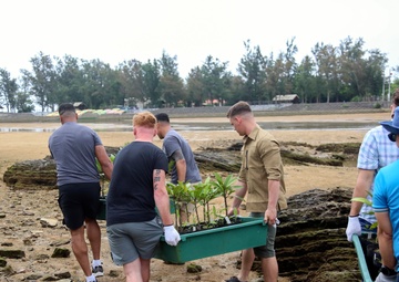 Camp Hansen Marines celebrate Earth Day planting mangrove trees with local children / ハンセン基地海兵隊、アースデイを祝い地元の子どもたちとマングローブを植樹