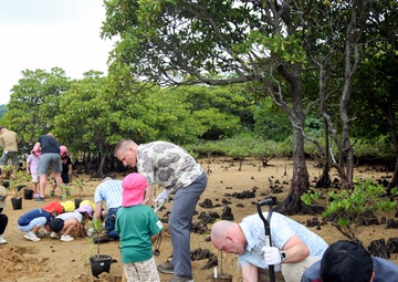 Camp Hansen Marines celebrate Earth Day planting mangrove trees with local children / ハンセン基地海兵隊、アースデイを祝い地元の子どもたちとマングローブを植樹