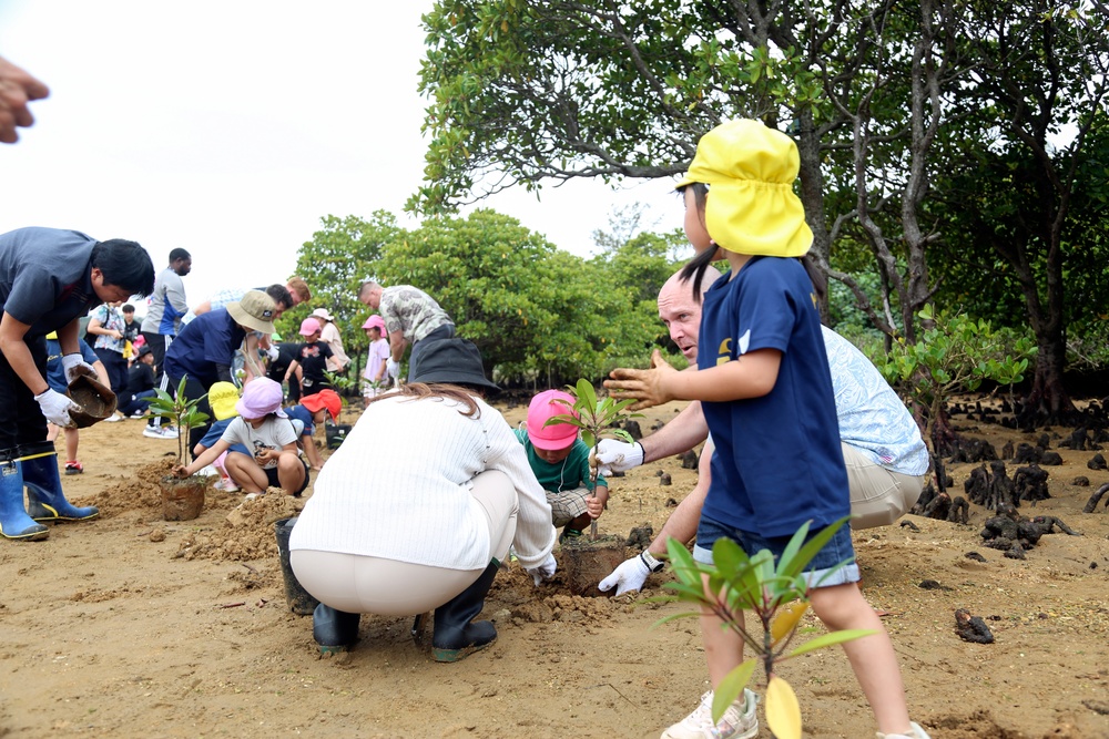 Camp Hansen Marines celebrate Earth Day planting mangrove trees with local children / ハンセン基地海兵隊、アースデイを祝い地元の子どもたちとマングローブを植樹