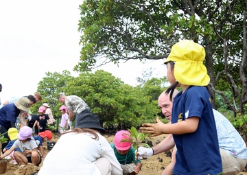 Camp Hansen Marines celebrate Earth Day planting mangrove trees with local children / ハンセン基地海兵隊、アースデイを祝い地元の子どもたちとマングローブを植樹