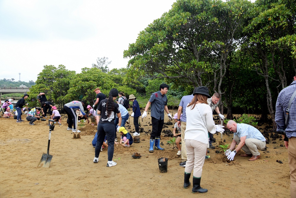 Camp Hansen Marines celebrate Earth Day planting mangrove trees with local children / ハンセン基地海兵隊、アースデイを祝い地元の子どもたちとマングローブを植樹