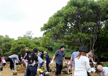 Camp Hansen Marines celebrate Earth Day planting mangrove trees with local children / ハンセン基地海兵隊、アースデイを祝い地元の子どもたちとマングローブを植樹