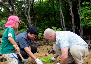 Camp Hansen Marines celebrate Earth Day planting mangrove trees with local children / ハンセン基地海兵隊、アースデイを祝い地元の子どもたちとマングローブを植樹