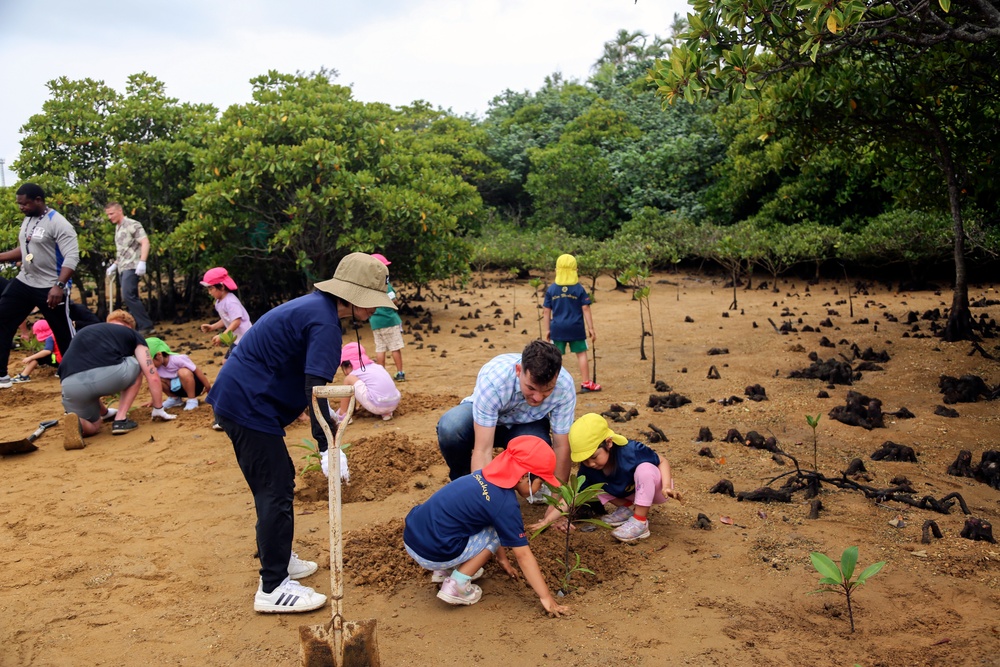 Camp Hansen Marines celebrate Earth Day planting mangrove trees with local children / ハンセン基地海兵隊、アースデイを祝い地元の子どもたちとマングローブを植樹