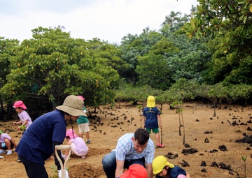 Camp Hansen Marines celebrate Earth Day planting mangrove trees with local children / ハンセン基地海兵隊、アースデイを祝い地元の子どもたちとマングローブを植樹