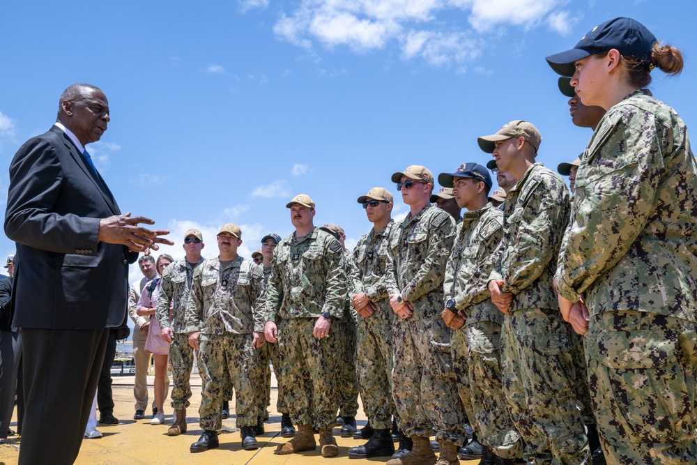 SECDEF meets with Sailors on JBPHH