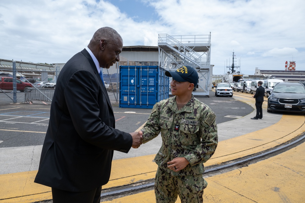 SECDEF meets with Sailors on JBPHH